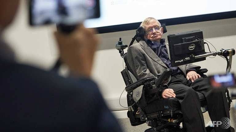 Nhà khoa học Anh Stephen Hawking tham dự buổi khánh thành trung tâm CFI tại ĐH Cambridge - Ảnh: AFP